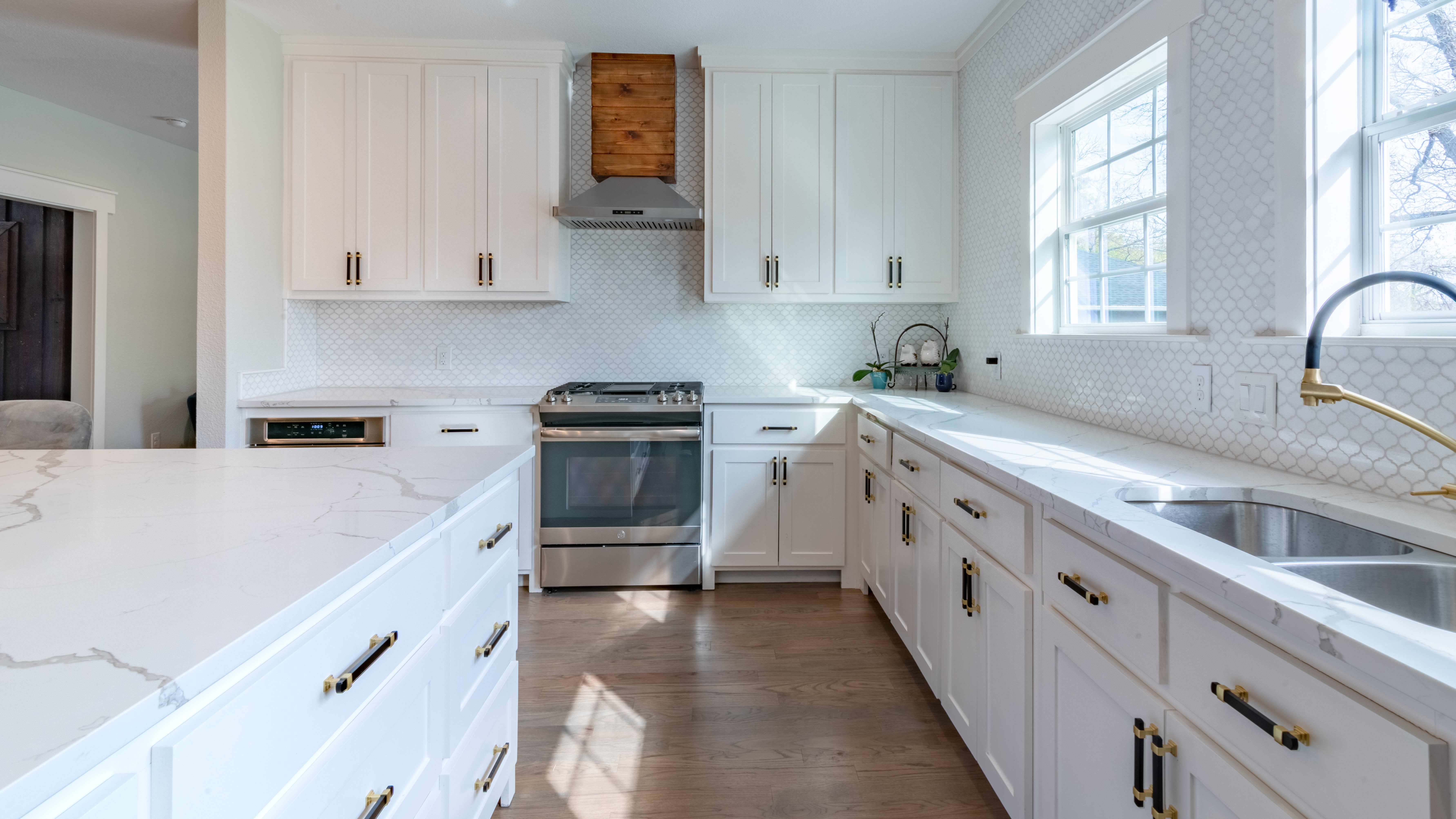 Modern Washington County kitchen with newly painting white cabinets and wood flooring by Colorwheel Painting